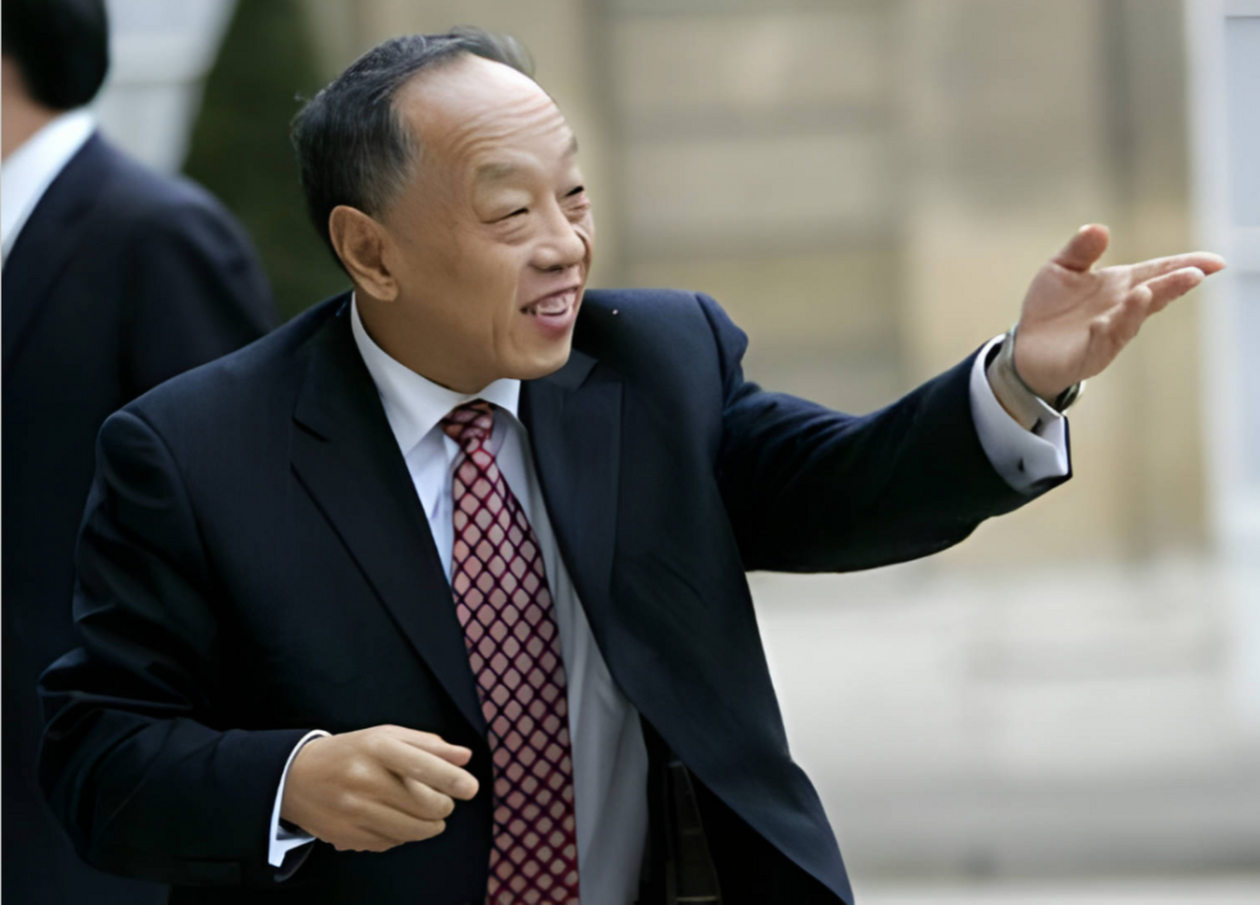 有一次,时任驻美大使李肇星在美国大学演讲时,一老太太生气质问:"你们