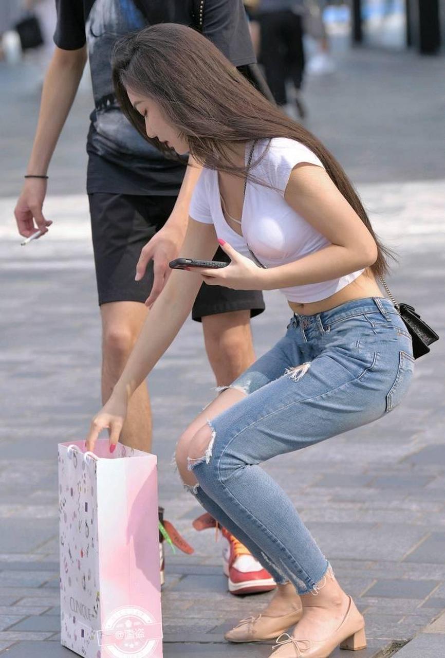 街拍紧身牛仔裤美女,身材太完美了