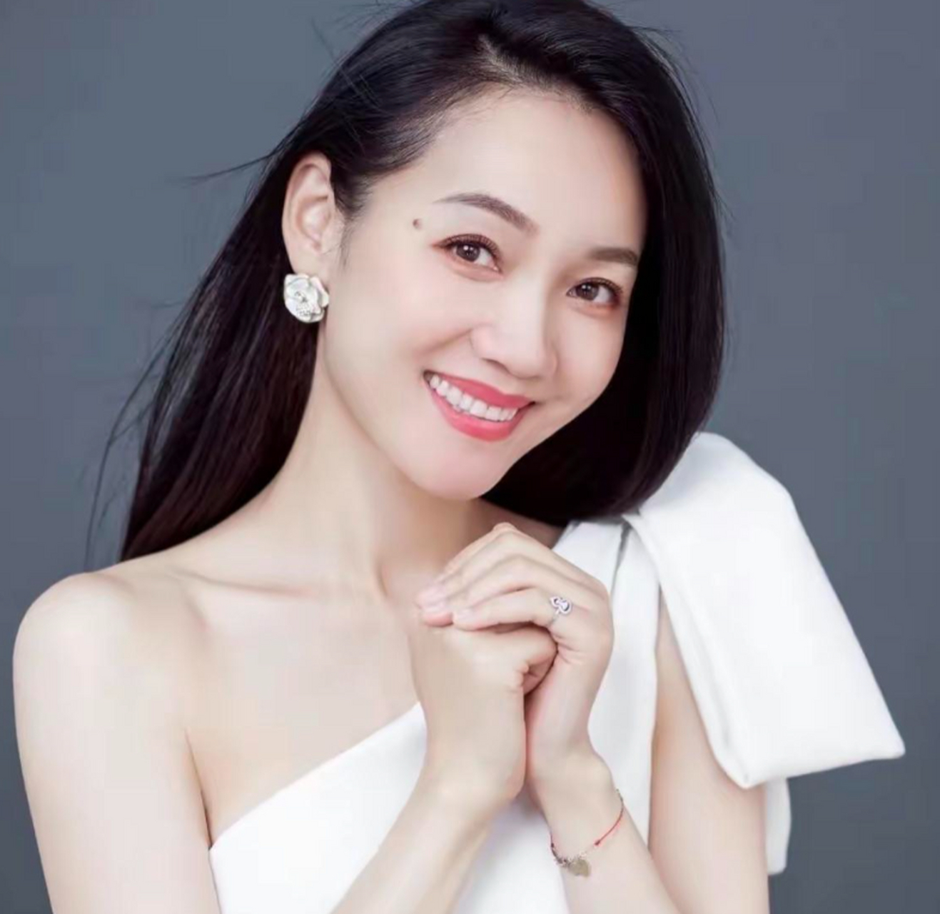 49岁主持人周群晒豪宅内景,倒立不靠墙身体笔直,半空劈叉太轻松 知名