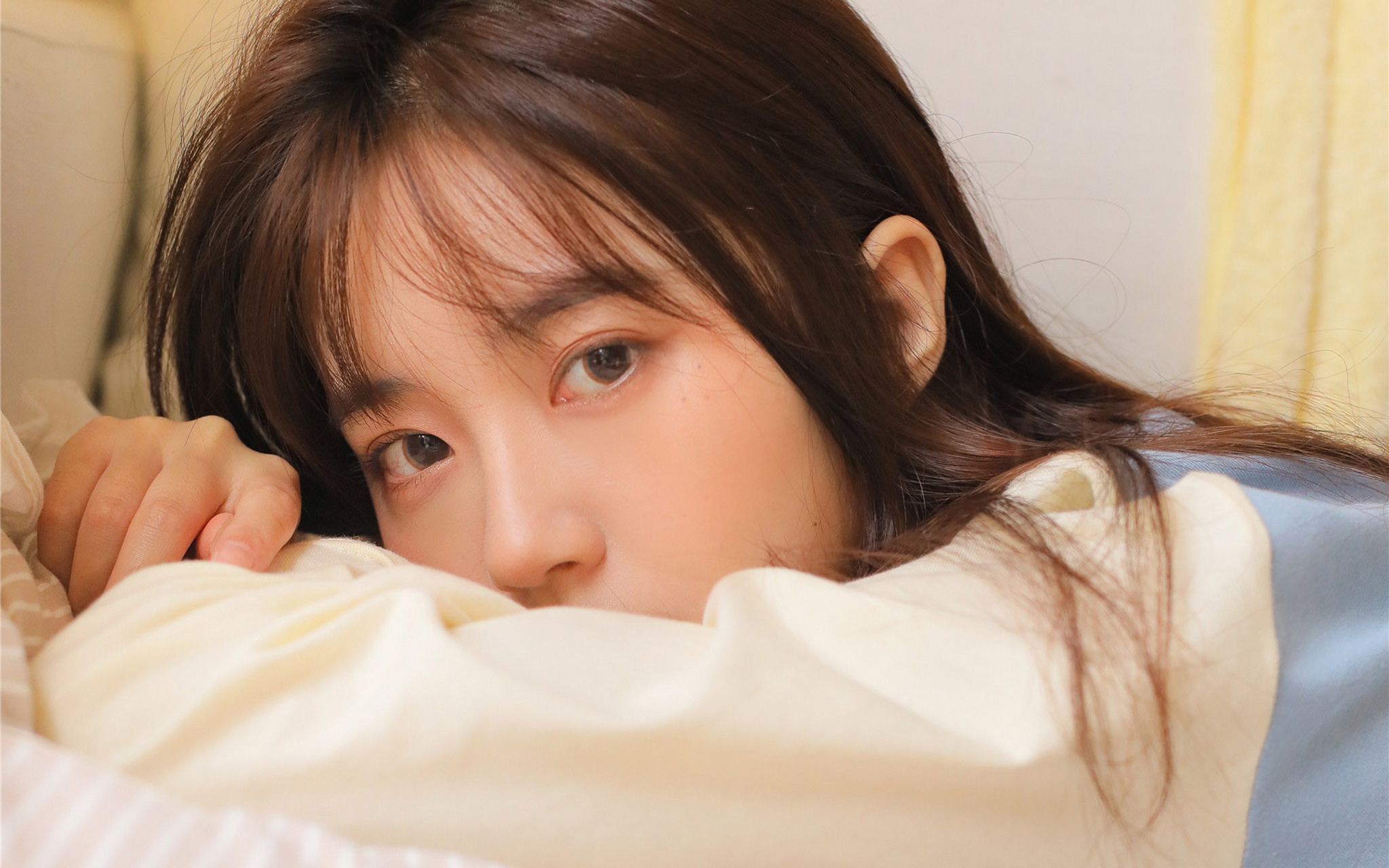 爱和不爱就像黑和白一样分明,就像刀劈斧砍的刻痕