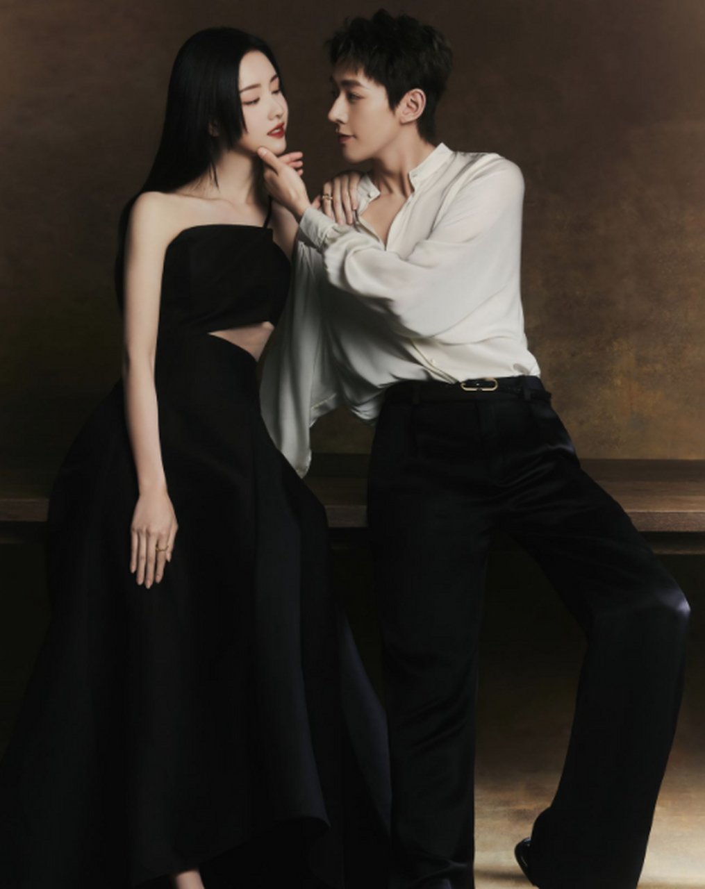 邓为,陈都灵这指尖撩拨,眼神的碰撞,谁看谁不得说一句:"你俩弄啥嘞"