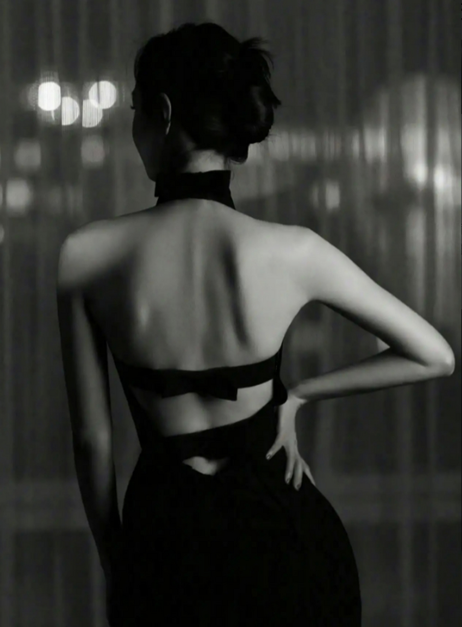 宋轶黑色露背裙,赶紧把完整的给我们放出来吧,这个肩颈线条还有黑色露