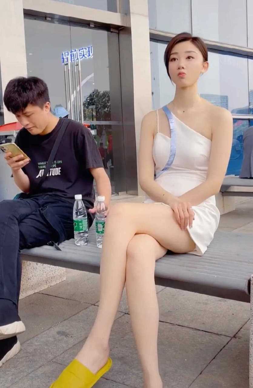 最美车模张芮尔私下照片曝光,无滤镜无美颜,好像也是一般般哦,跟在