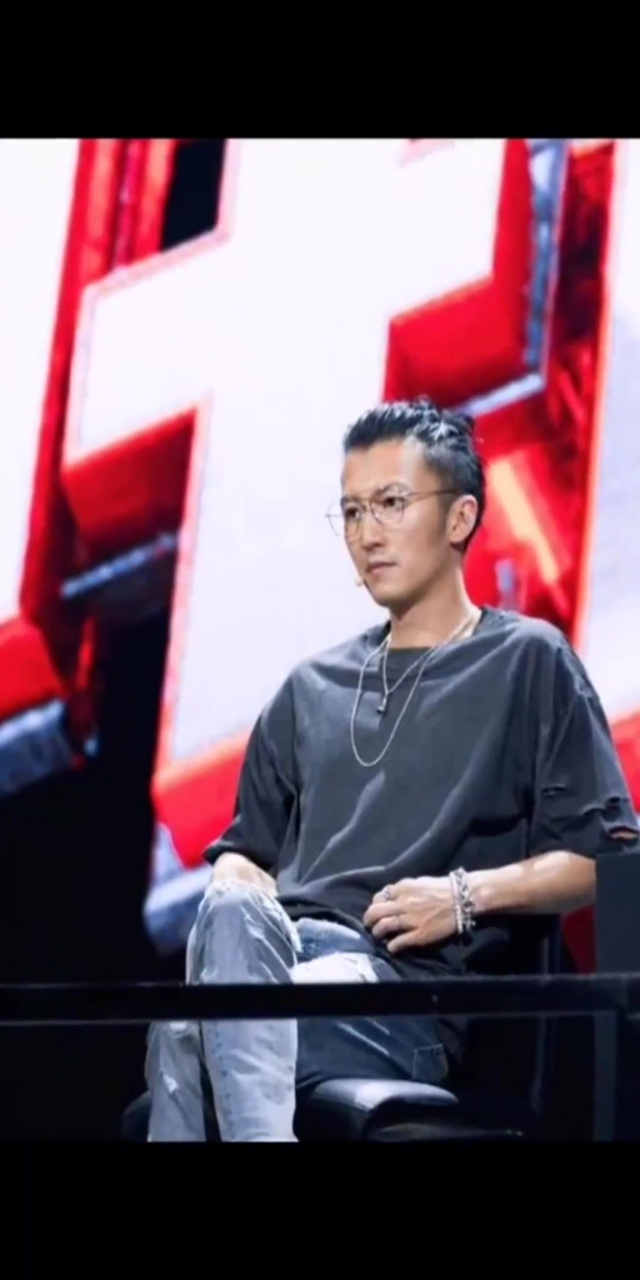 40岁谢霆锋还是那么潮,梳脏辫搭配破洞t恤,戴眼镜痞帅不输当年