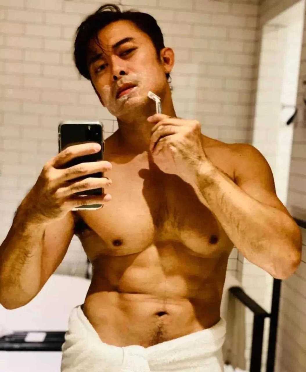 48岁樊少皇近照,肌肉线条虬结,依然很能打.