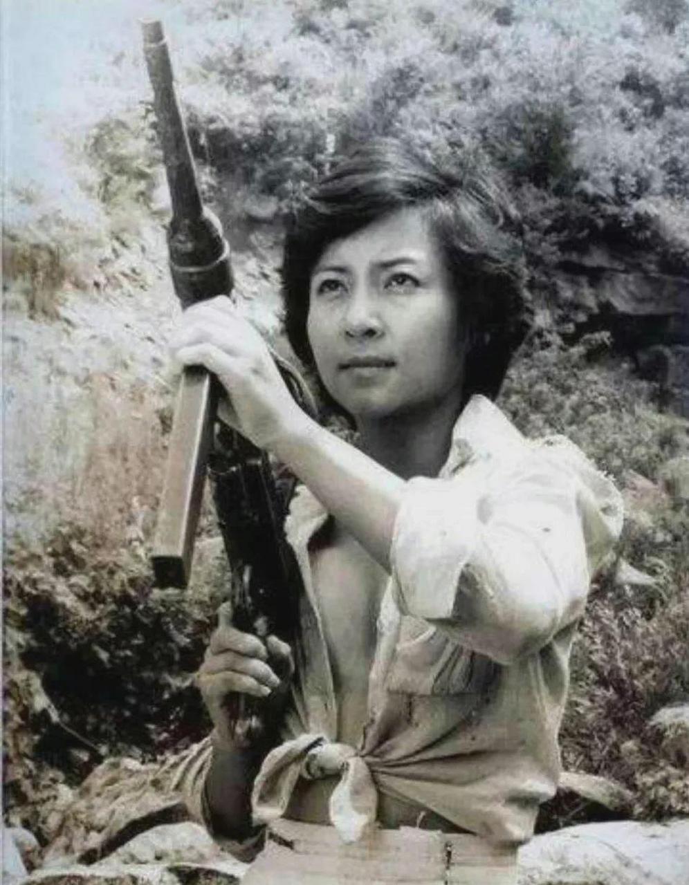打扮粗狂,露出半片乳房的女人是越南有名的女特工阮文慧,在越战中名声