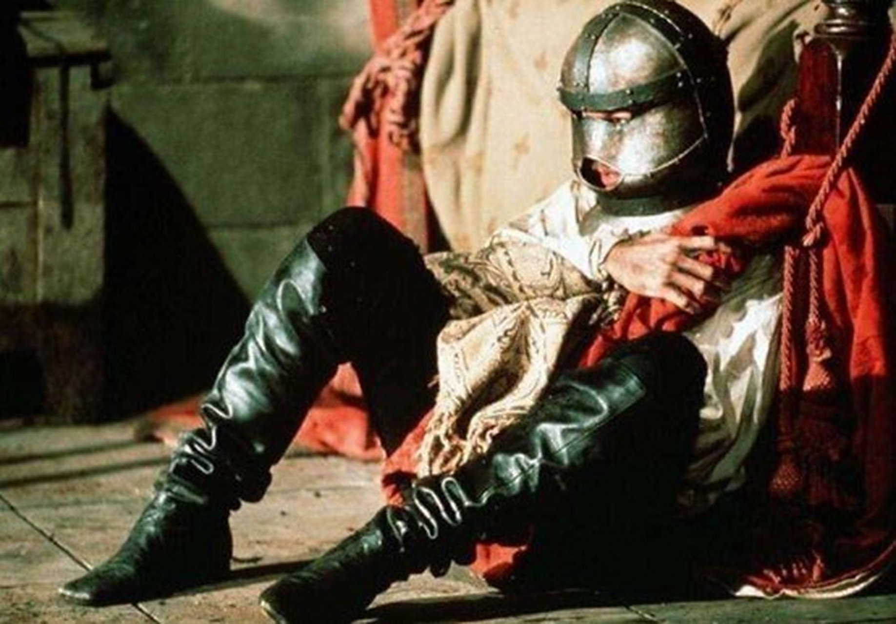 在路易十四统治时期,有一位神秘人被关押在巴士底狱中,他被称为"铁面