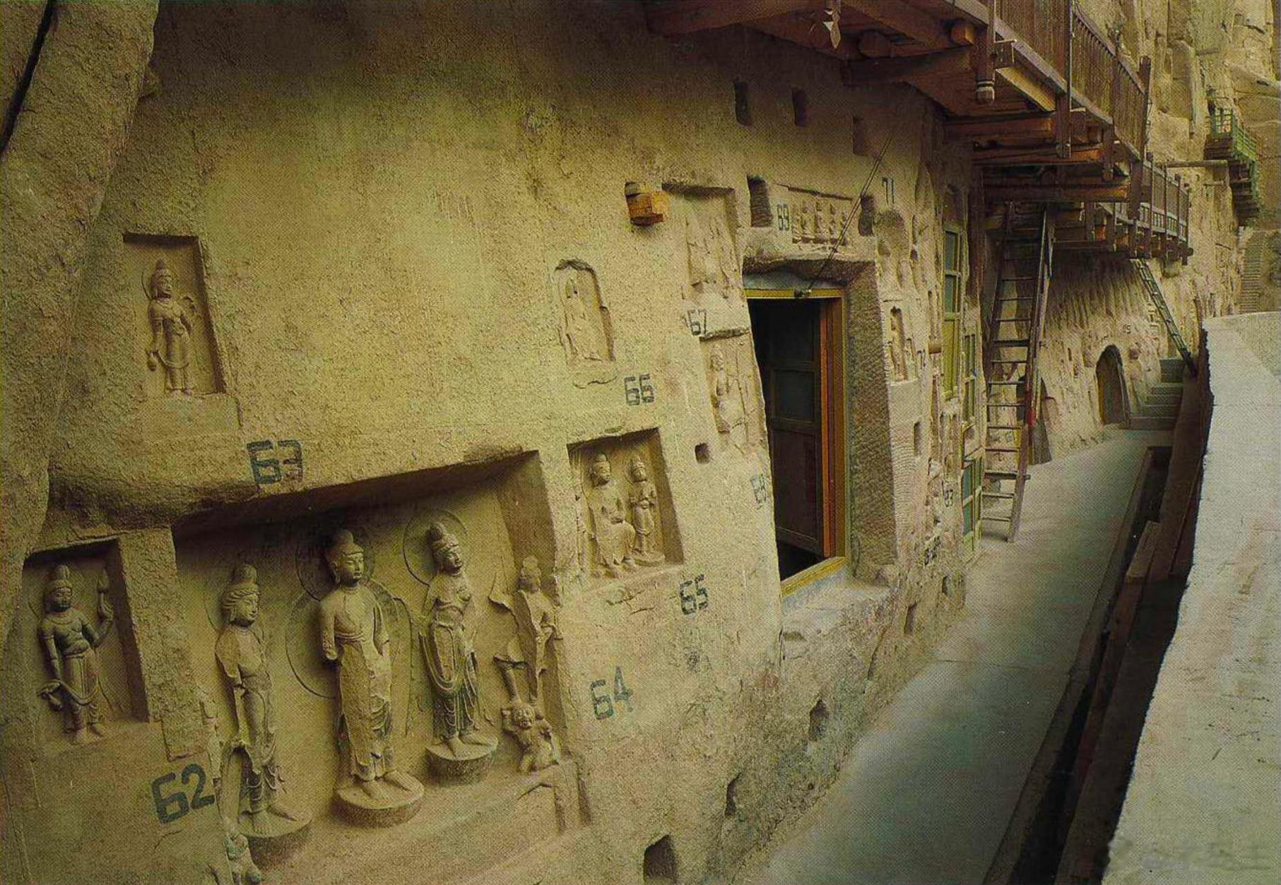 炳灵寺石窟的一群唐代小龛,62-65窟,菩萨面相优美,身姿妖娆,小鬼表情