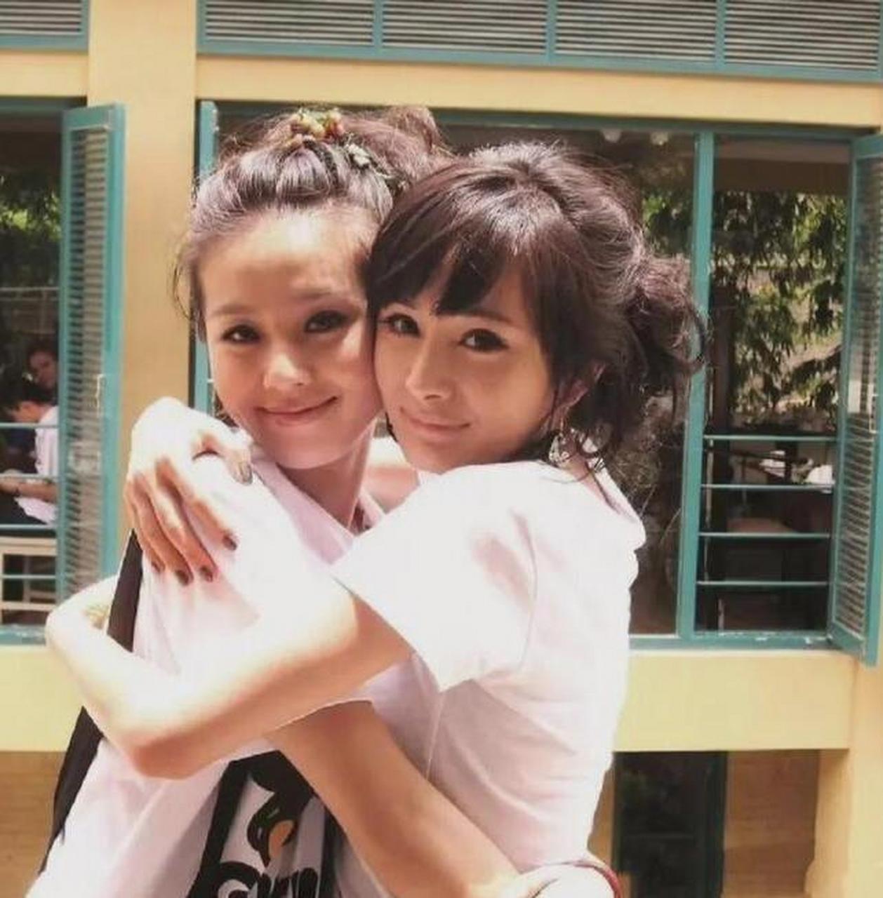 杨幂和刘诗诗曾经拍下的"接吻"的照片,但这些照片表现出了她们是关系