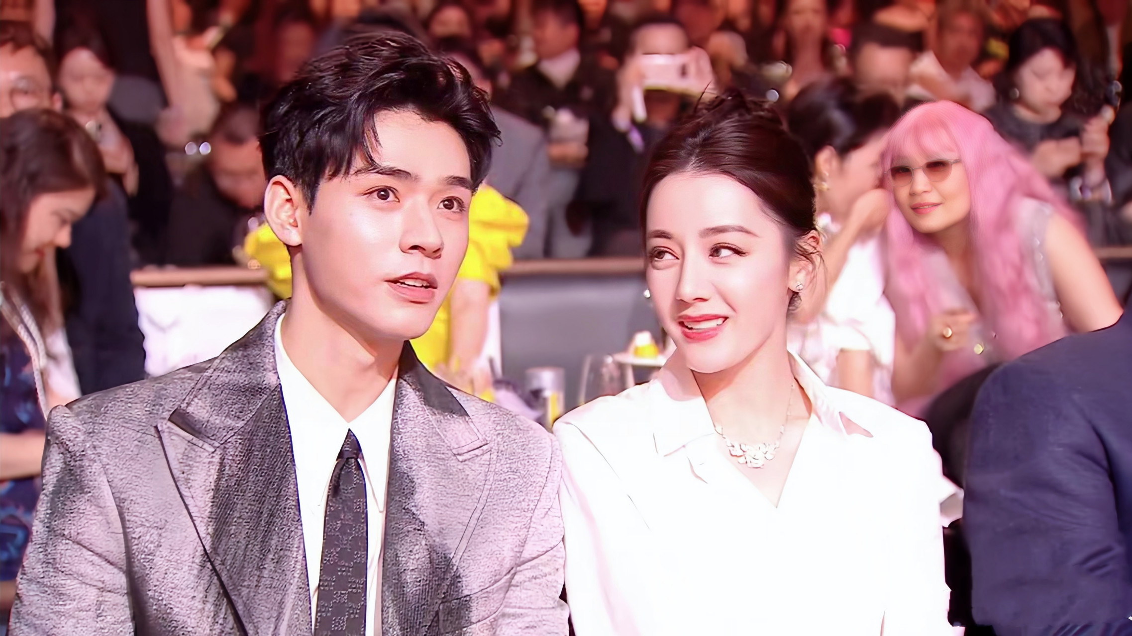 在时尚芭莎晚会上,龚俊难得和迪丽热巴坐在一起,很多粉丝都沸腾了