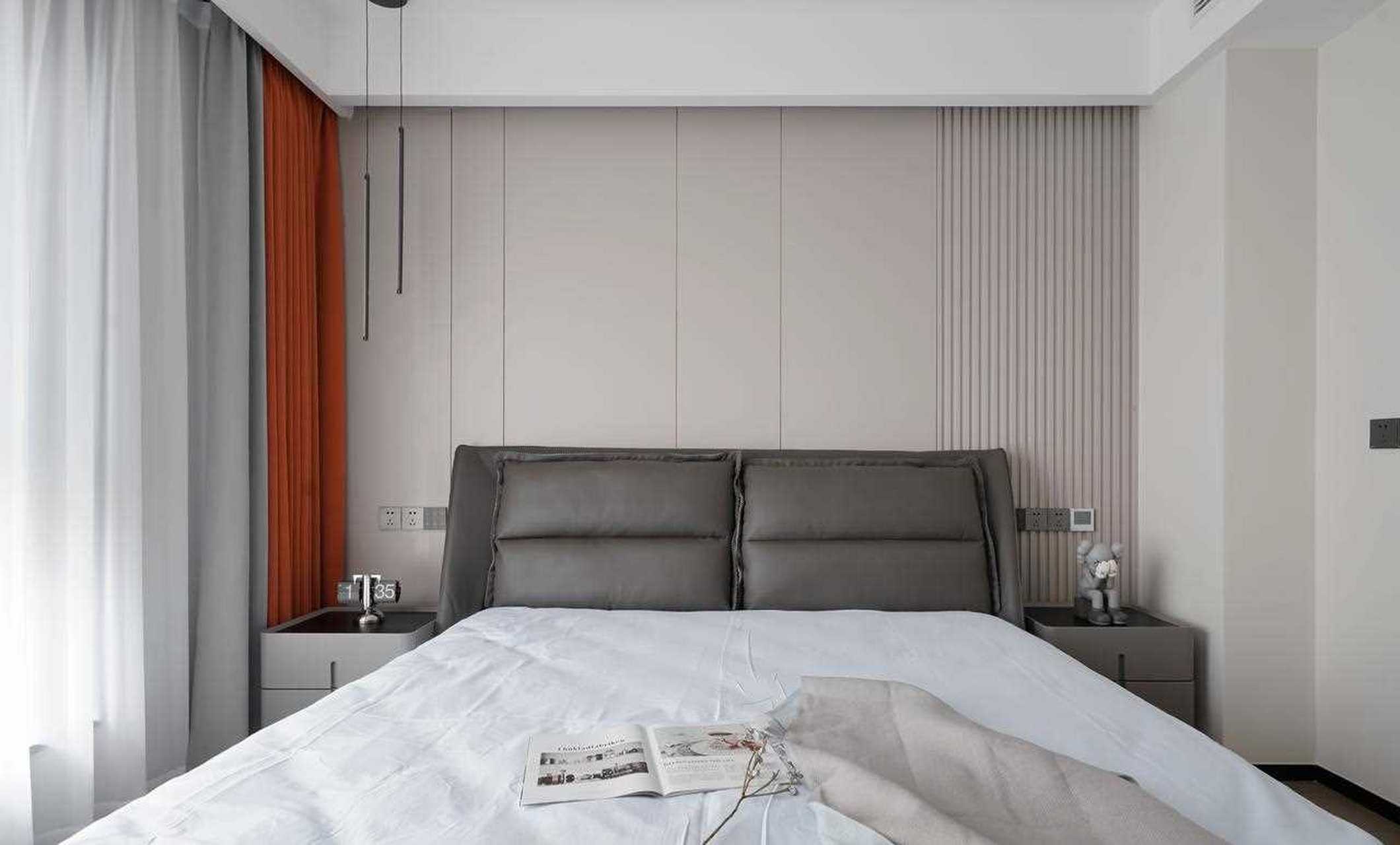 卧室整体色彩以米色与灰色为主,硬包 格栅木组合的床头背景墙造型