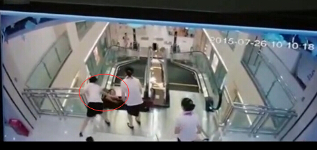 儿子在湖北荆州市安良百货商场乘扶梯时,因迎宾踏板松动被卷入电梯内