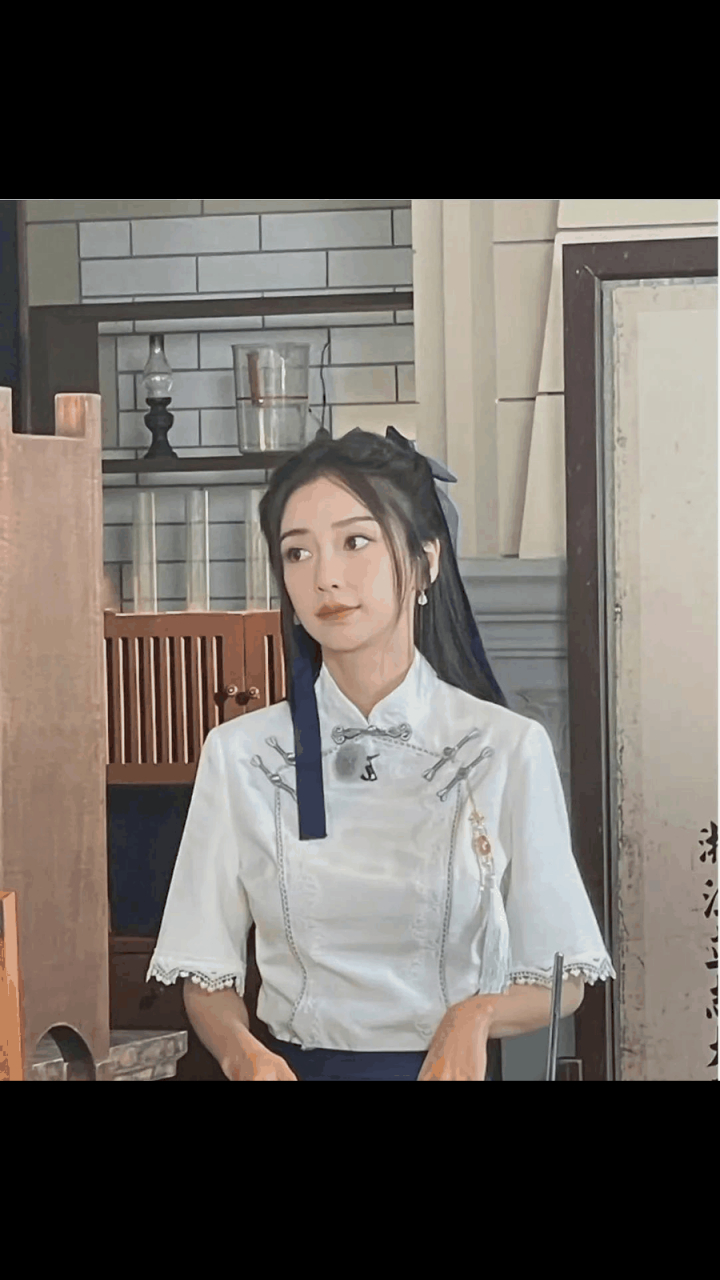 gif创作人# 杨颖的颜值从未让人失望,复古民国造型秒回18岁女学生