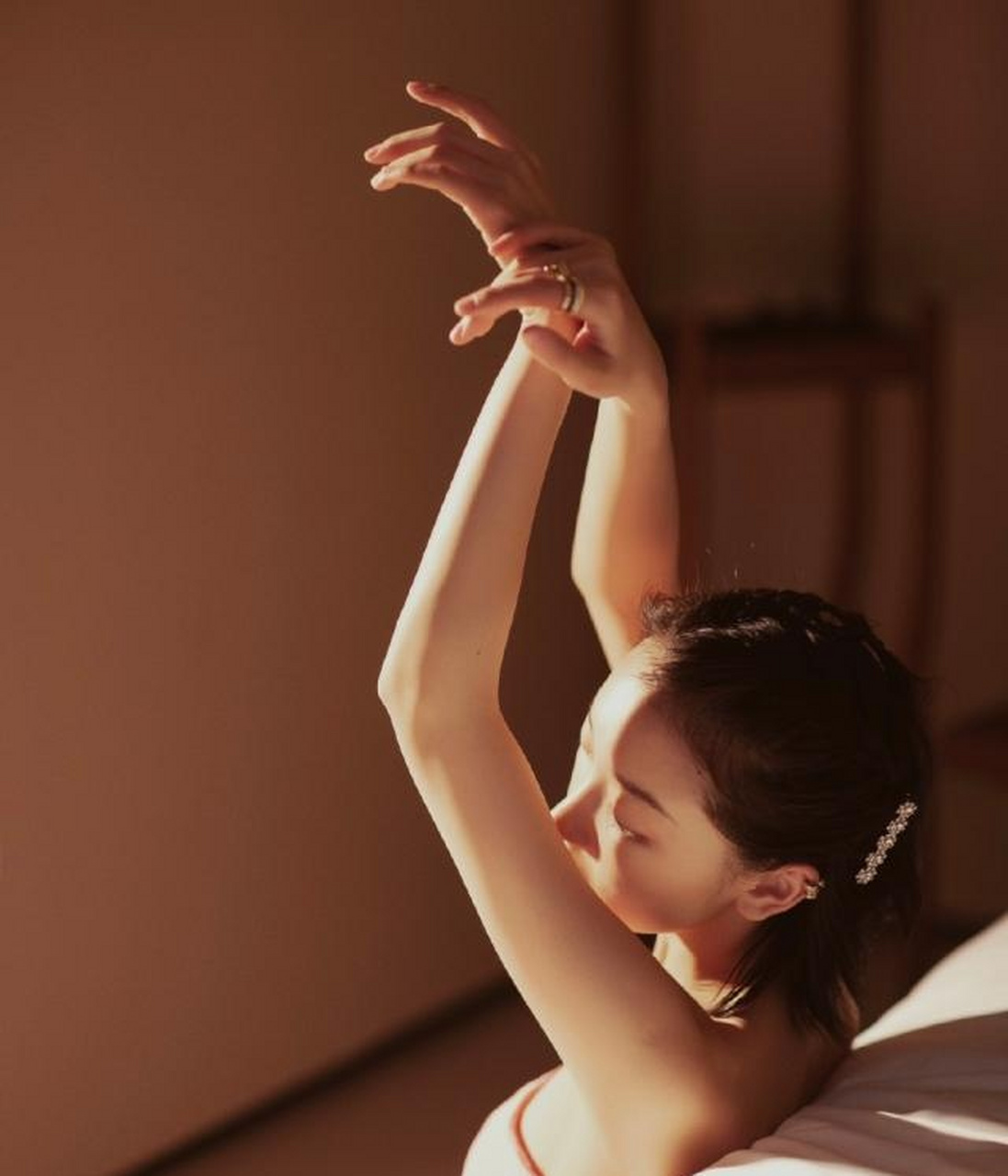 周冬雨身穿一身粉色纱裙唱歌,真的太美了!