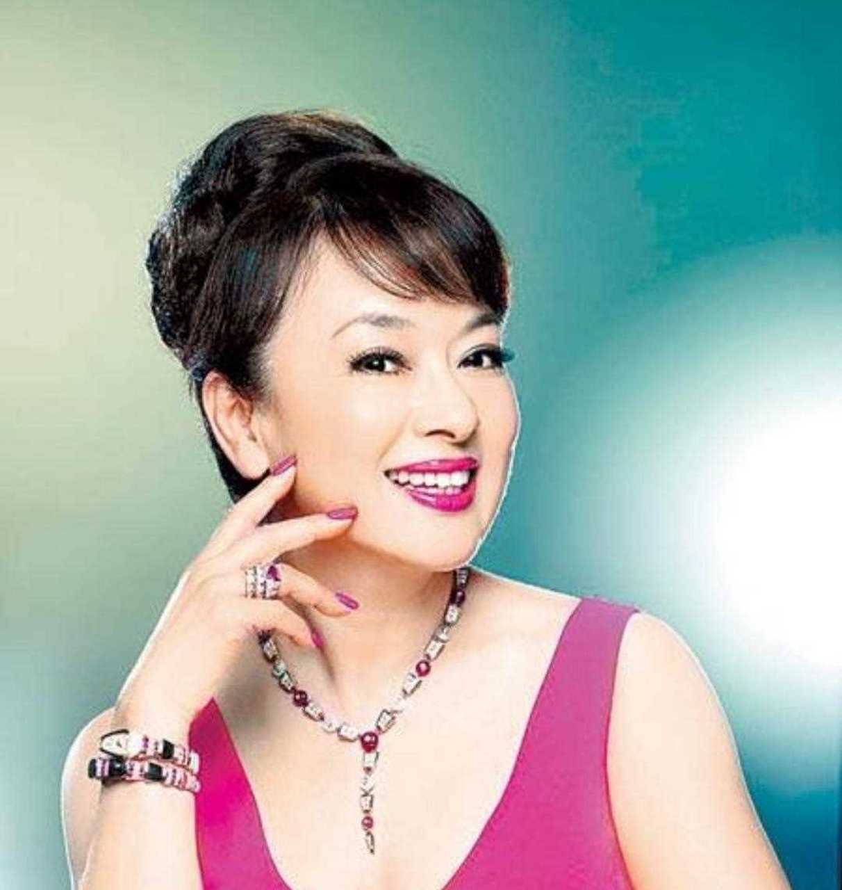 翁倩玉,年轻的朋友可能对她并不熟悉,70-80后的朋友却对她印象非常