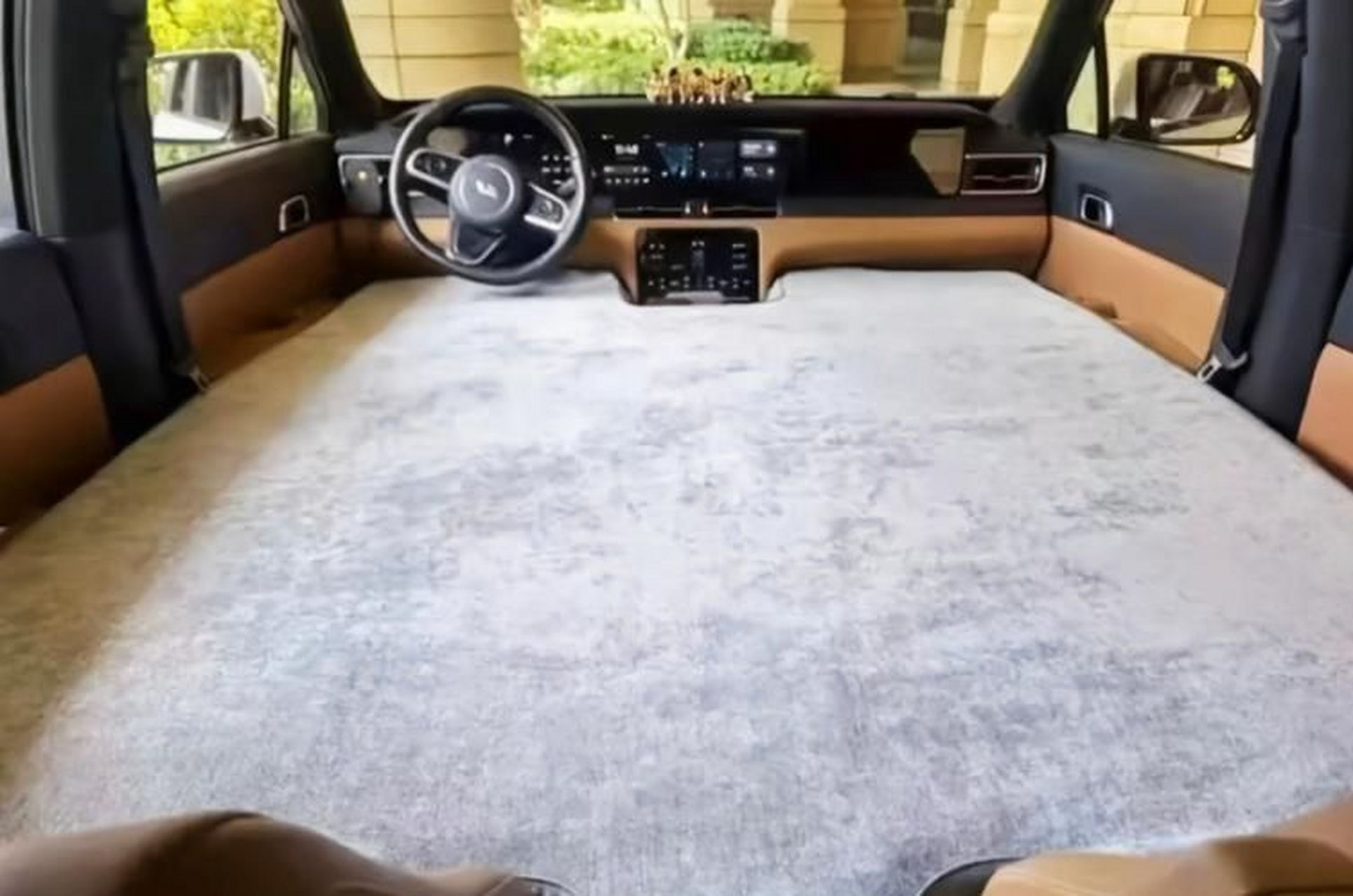 大白天的男朋友叫我来看他新买的车,不懂是什么意思?