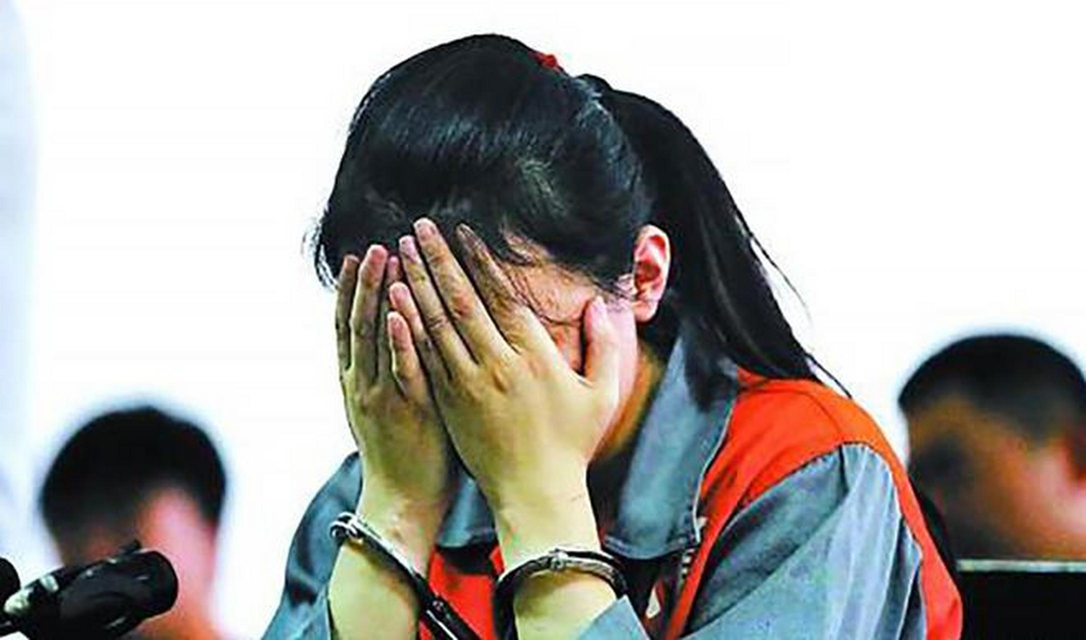 "1999年,一女死刑犯为了逃避抓捕,割了双眼皮,垫了高鼻梁,没想到,等待