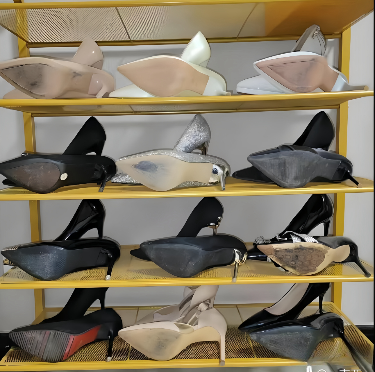 阿姨的鞋子摆放得如此井然有序.[期待]