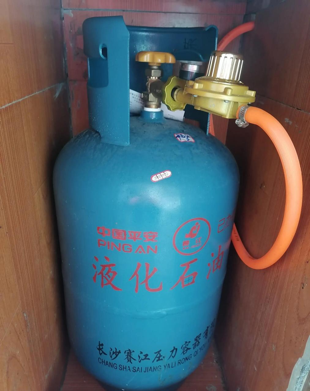 老百姓活不起了,一罐这样的煤气连气阀气罐一起60斤,自己的罐,包送到6