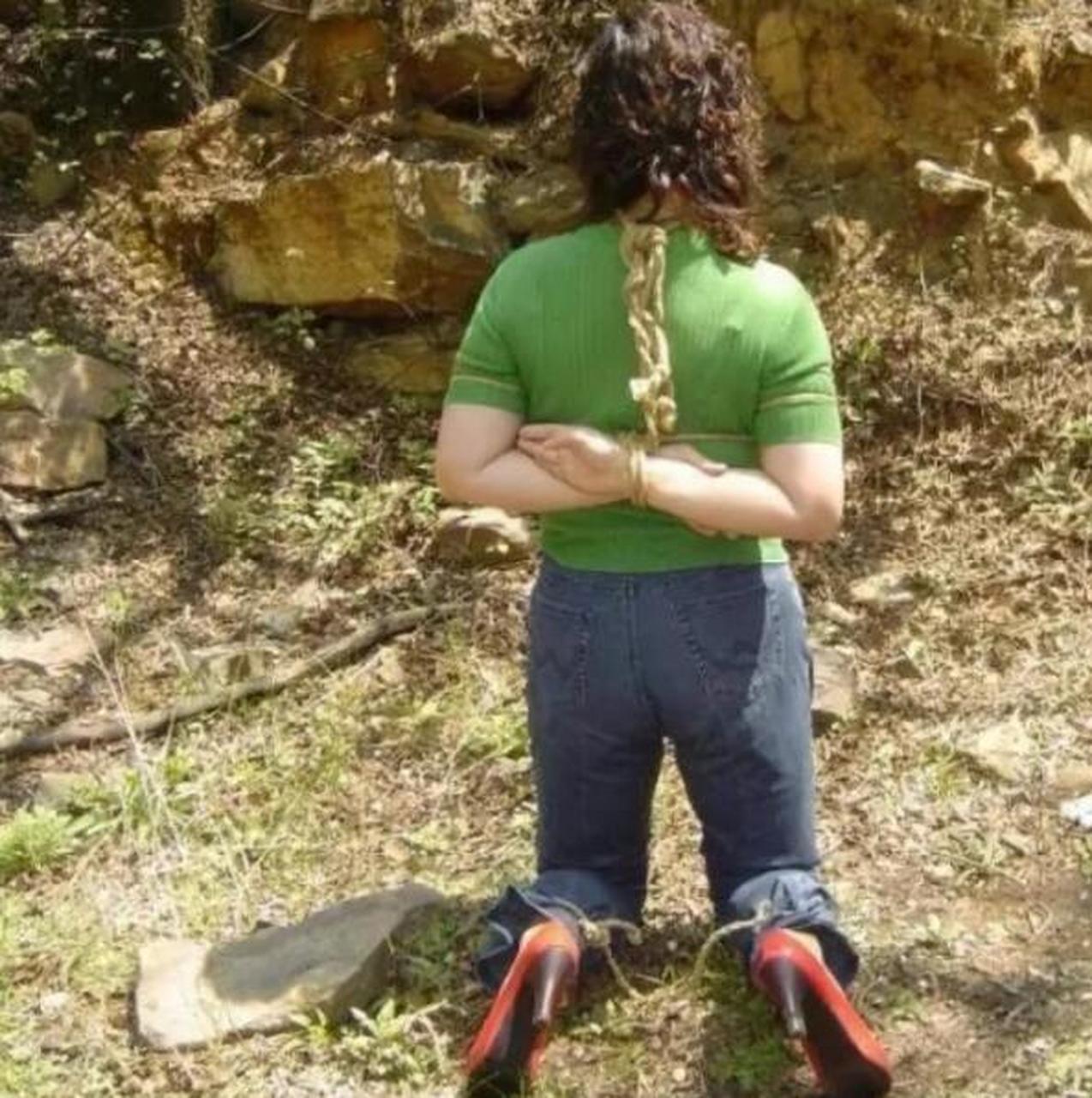 这张照片拍摄于上世纪90年代,女囚犯被绑上刑场.