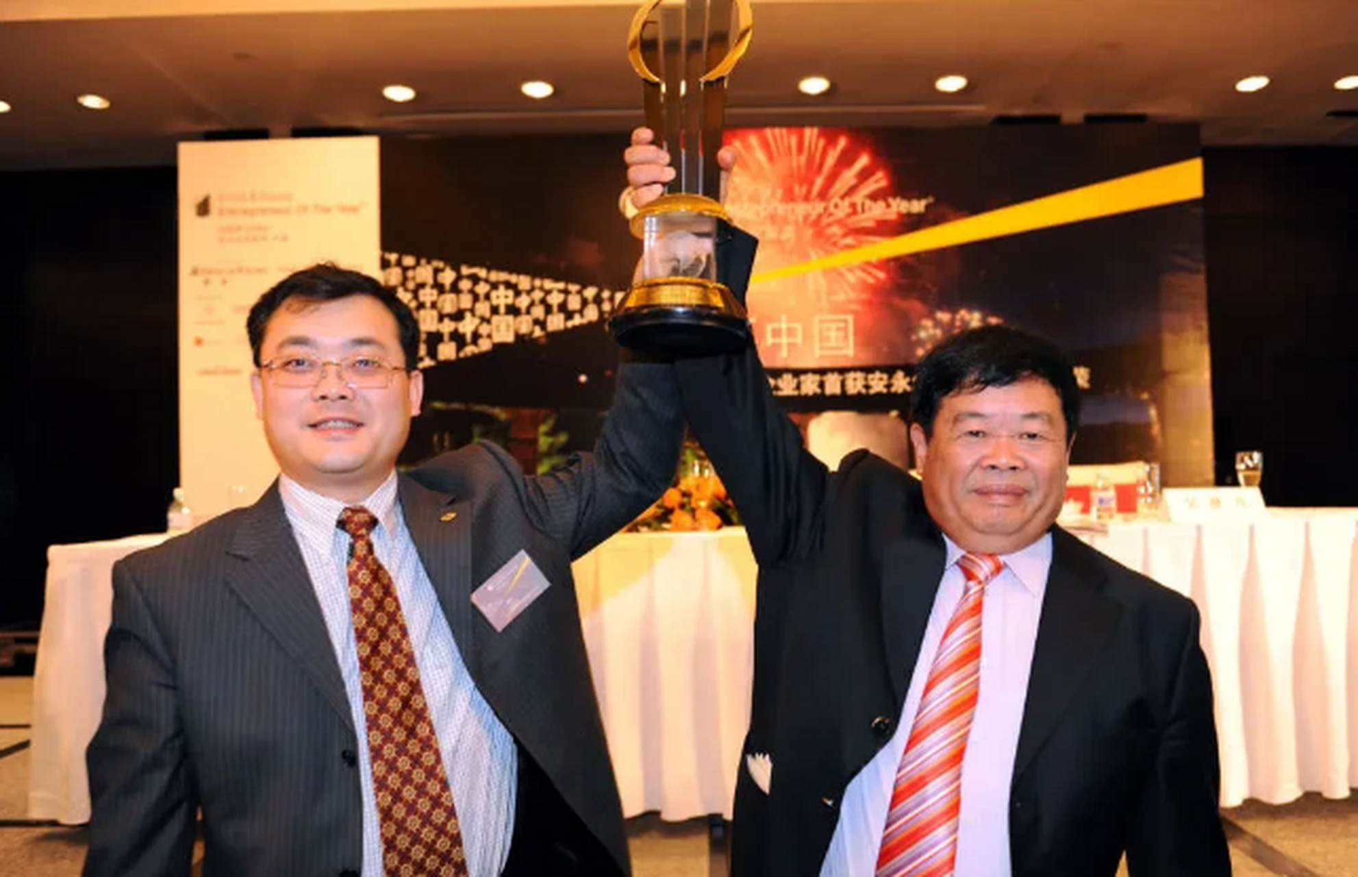 2017年,曹德旺和女婿叶舒在办公室里秘密会谈,曹德旺要叶舒准备接替