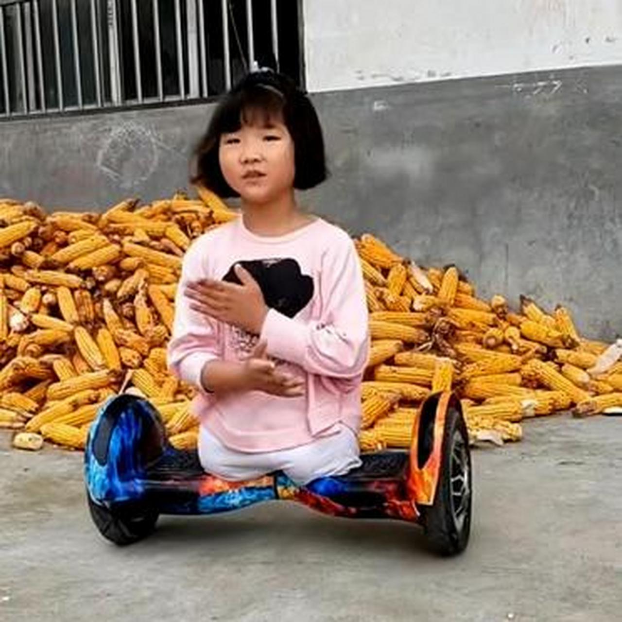 小姑娘因车祸失去双腿,但脸上的笑容却从未消失过.
