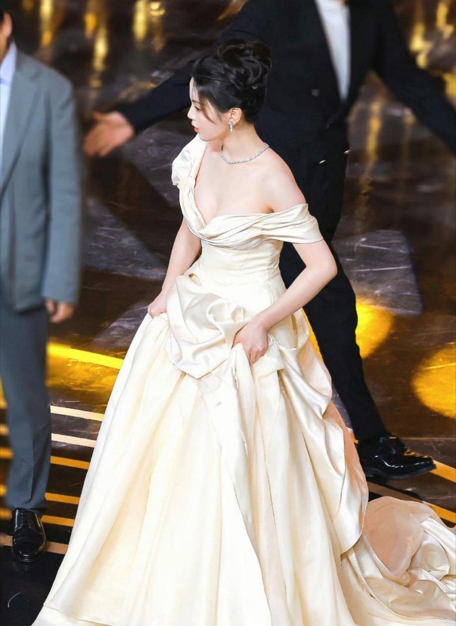 有一说一,杨超越这套礼服选的非常成功,心动的感觉!