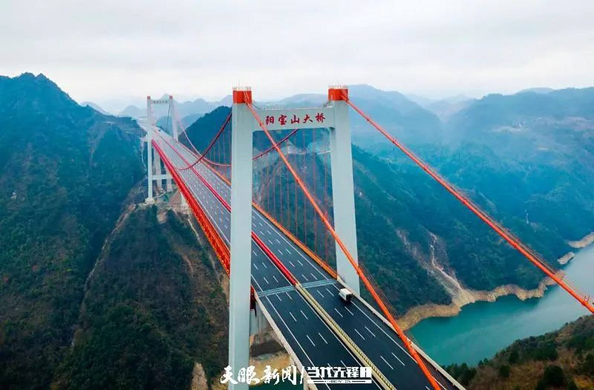 【"桥"见贵州】贵黄高速公路阳宝山特大桥索塔采用群桩基础,每个承台