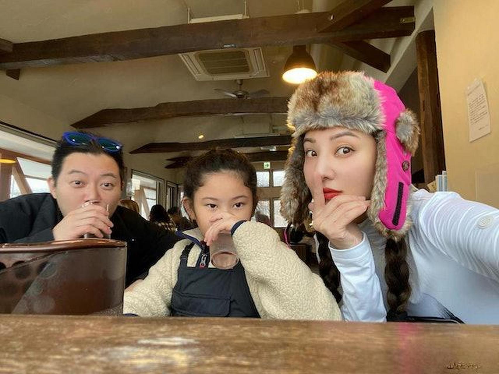 近年积极在内地发展的郑希怡(yumiko),凭内地综艺节目《乘风破浪的