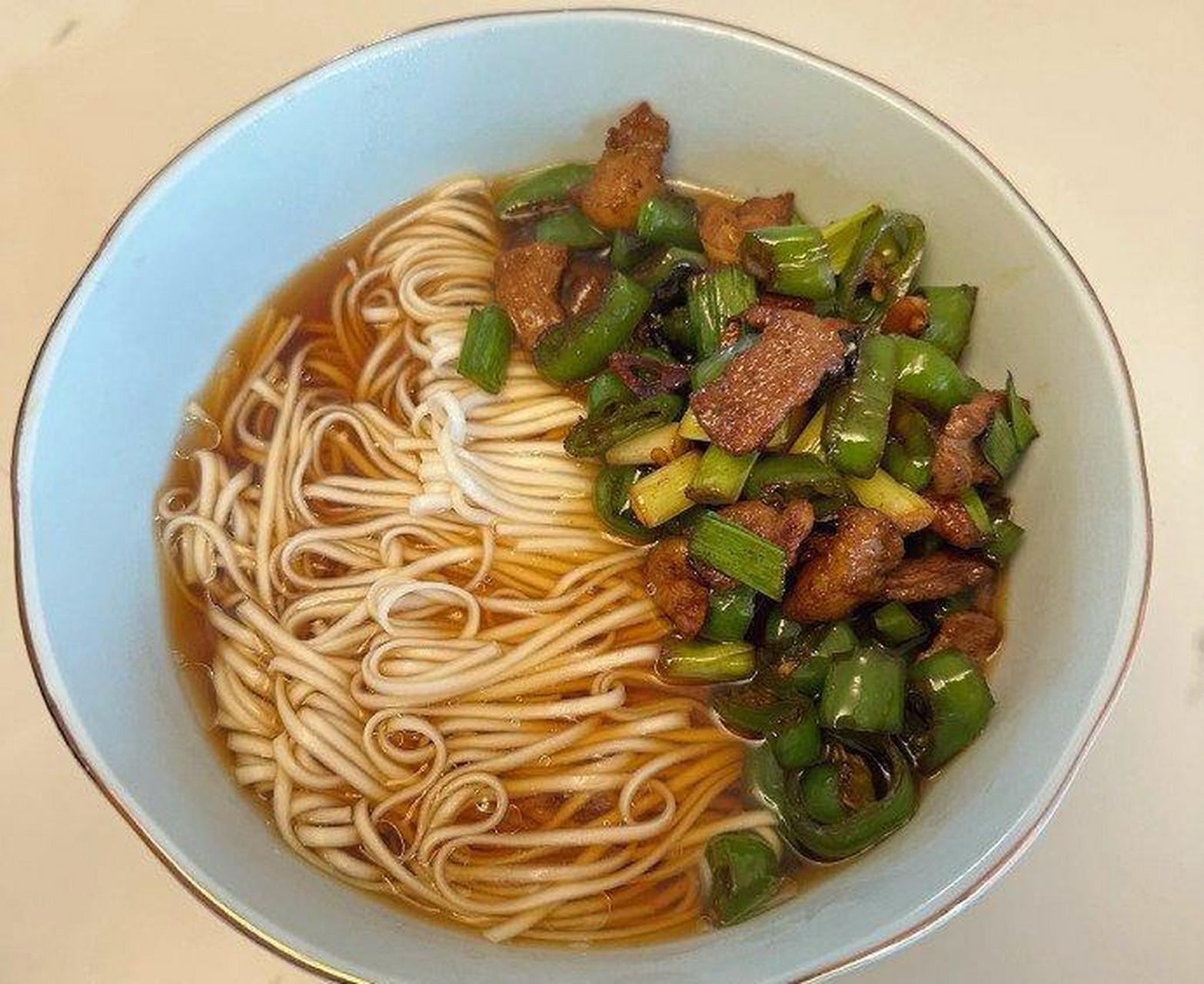 这算早中餐吧,自制辣椒炒肉盖浇面[耶]  #奇趣美食嘉年华