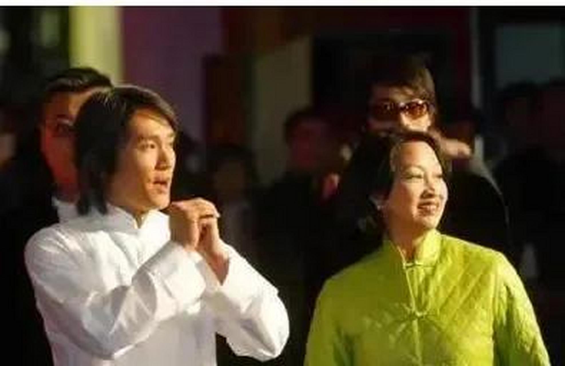 gif创作人# "包租婆"元秋说自己年轻时是校花,你相信吗?