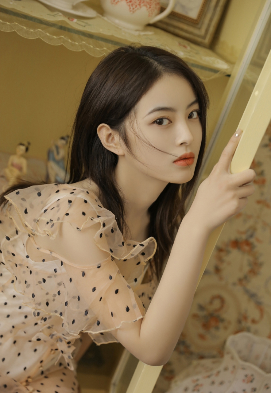 御姐型成熟美女蕾丝裙私房写真