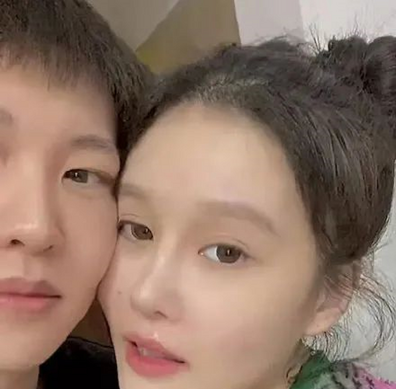 据球球讲述,她的男朋友已经离开三天了,自己非常痛苦,一开始就知道