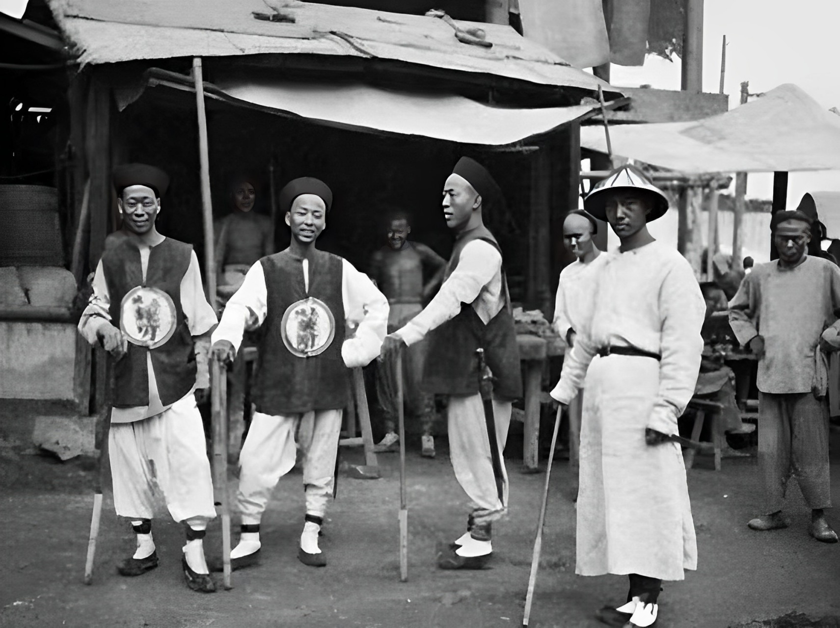 1904年,一个犯人被关在监狱的笼子里游街示众,他背上有六条人命,这是