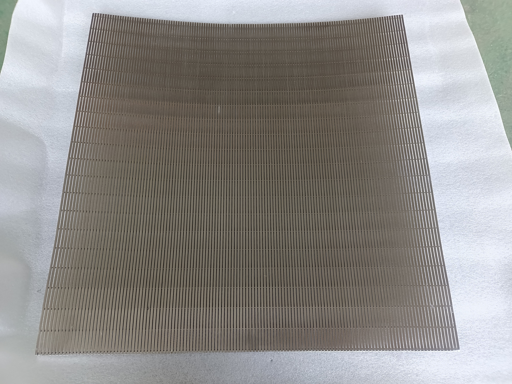 不锈钢筛板# 不锈钢焊接式条缝筛板是一种用于筛分过滤的金属网状