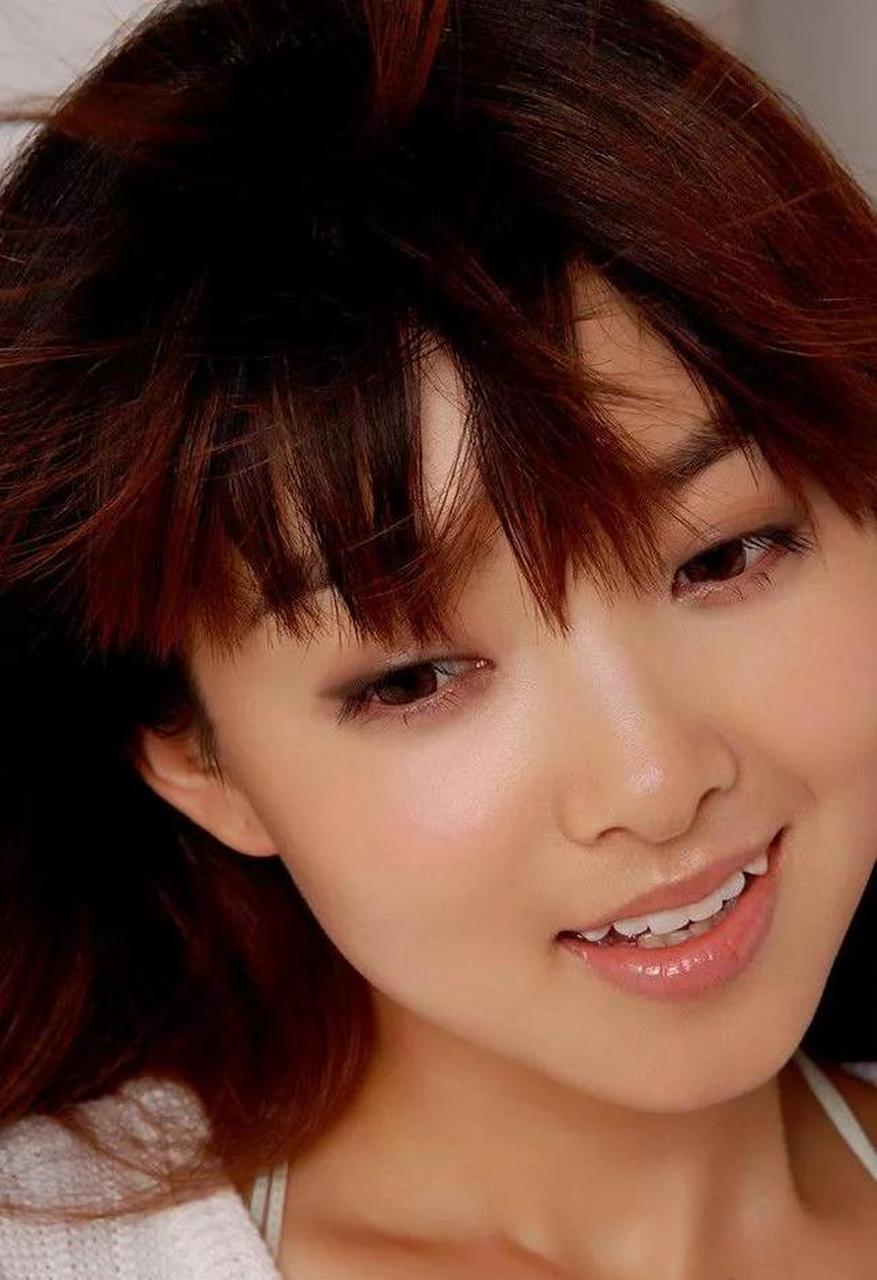 主持人王京京靓丽美图