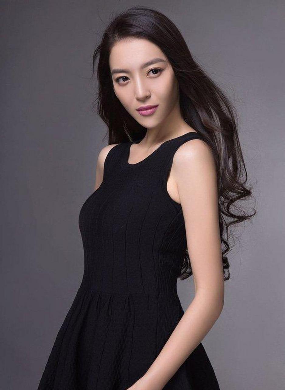 尤靖茹日常穿搭端庄素雅 网友们觉得她颜值怎样可评论关注转发分享