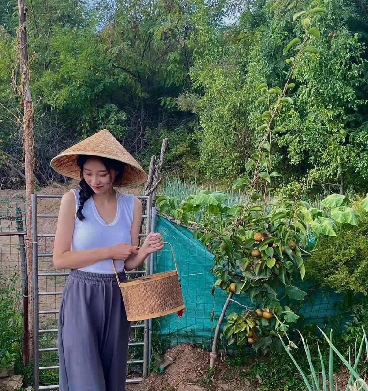 网友:回农村创业的美女,大家觉得她能够成功嘛?