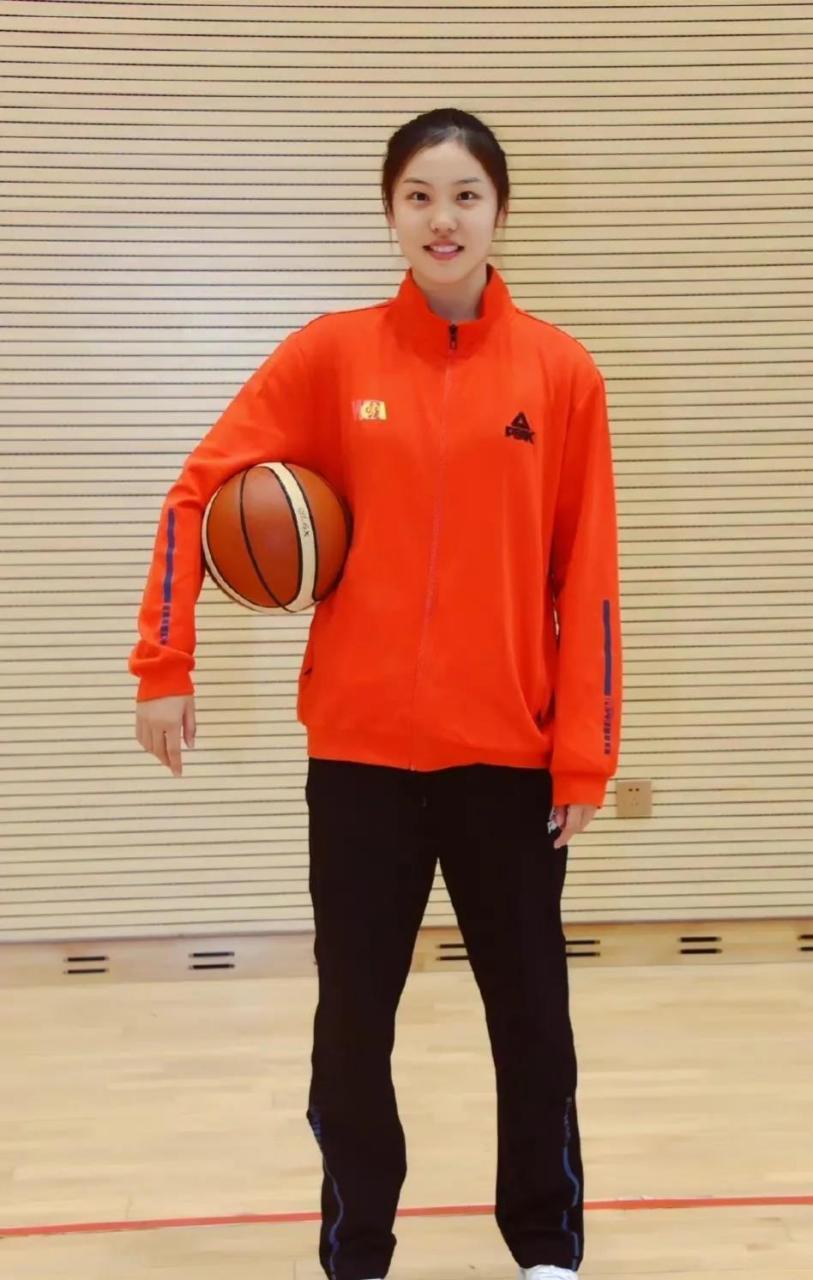 张茹,身高186cm,内外兼修的河南女孩,现役女篮的第一美女.