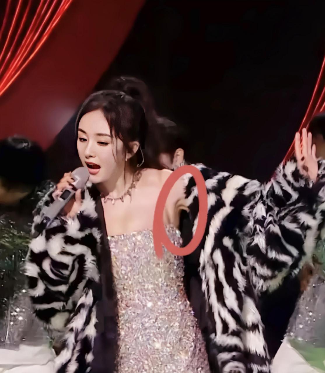 杨幂私底下一定是在健身,不然肉肉副乳是不可能脱掉的!