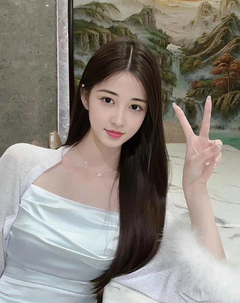 黑长直美女,减龄又纯情呐