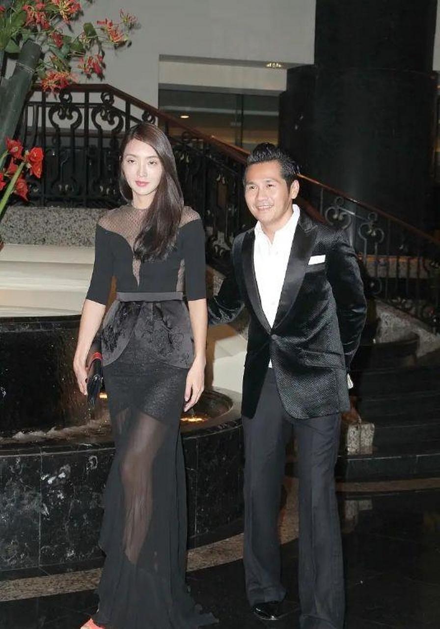 曹格携妻子出活动,西装革履气场足,吴速玲身着黑色透纱裙秀美背