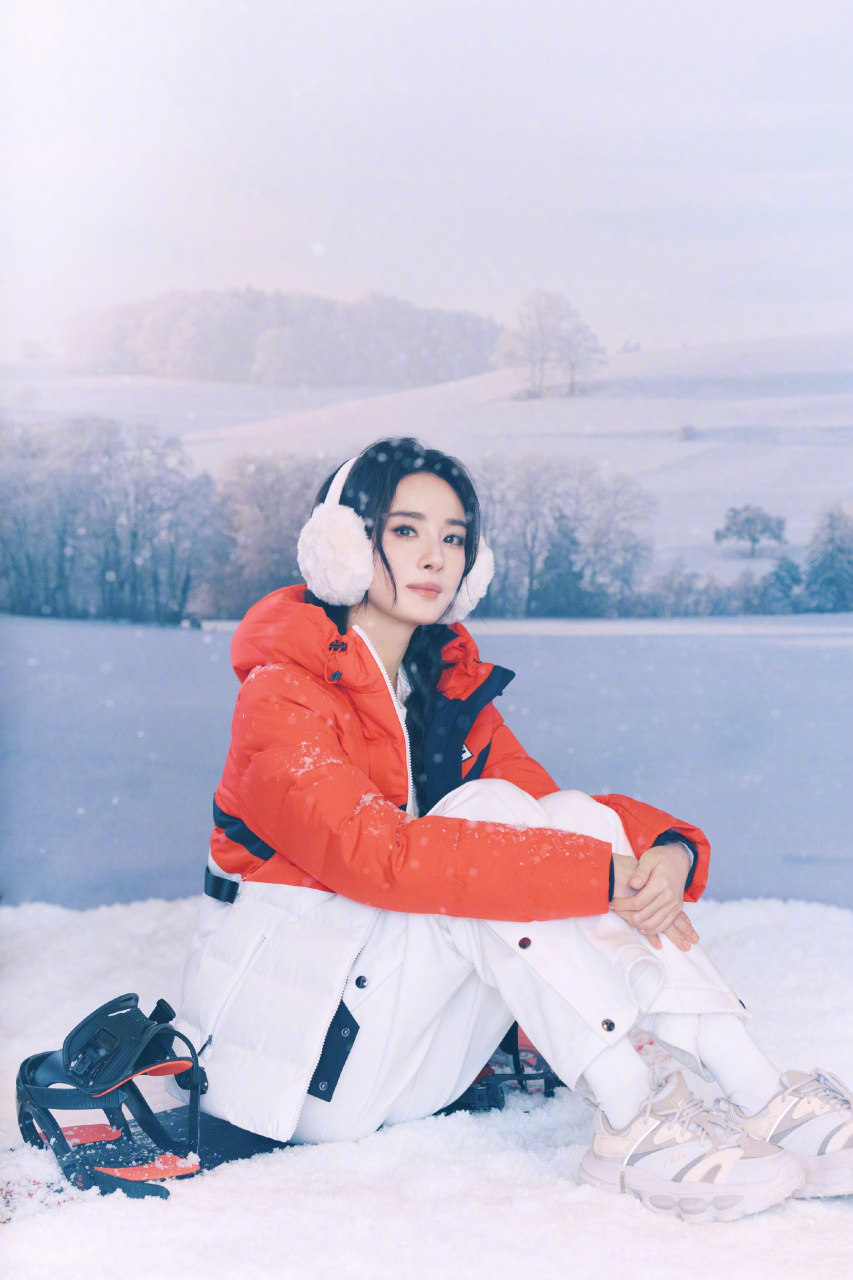 杨幂的一组美照曝光,她身穿白衣裹厚厚棉服,戴白色毛绒耳罩保暖又呆萌