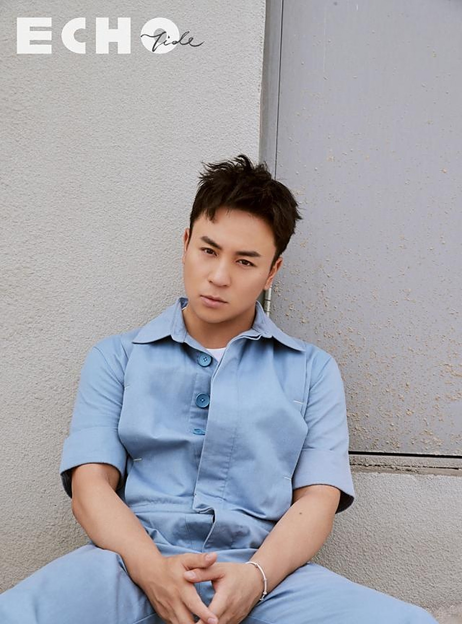 近日,演员释小龙曝光了一组户外休闲写真,造型硬朗,气质非凡.