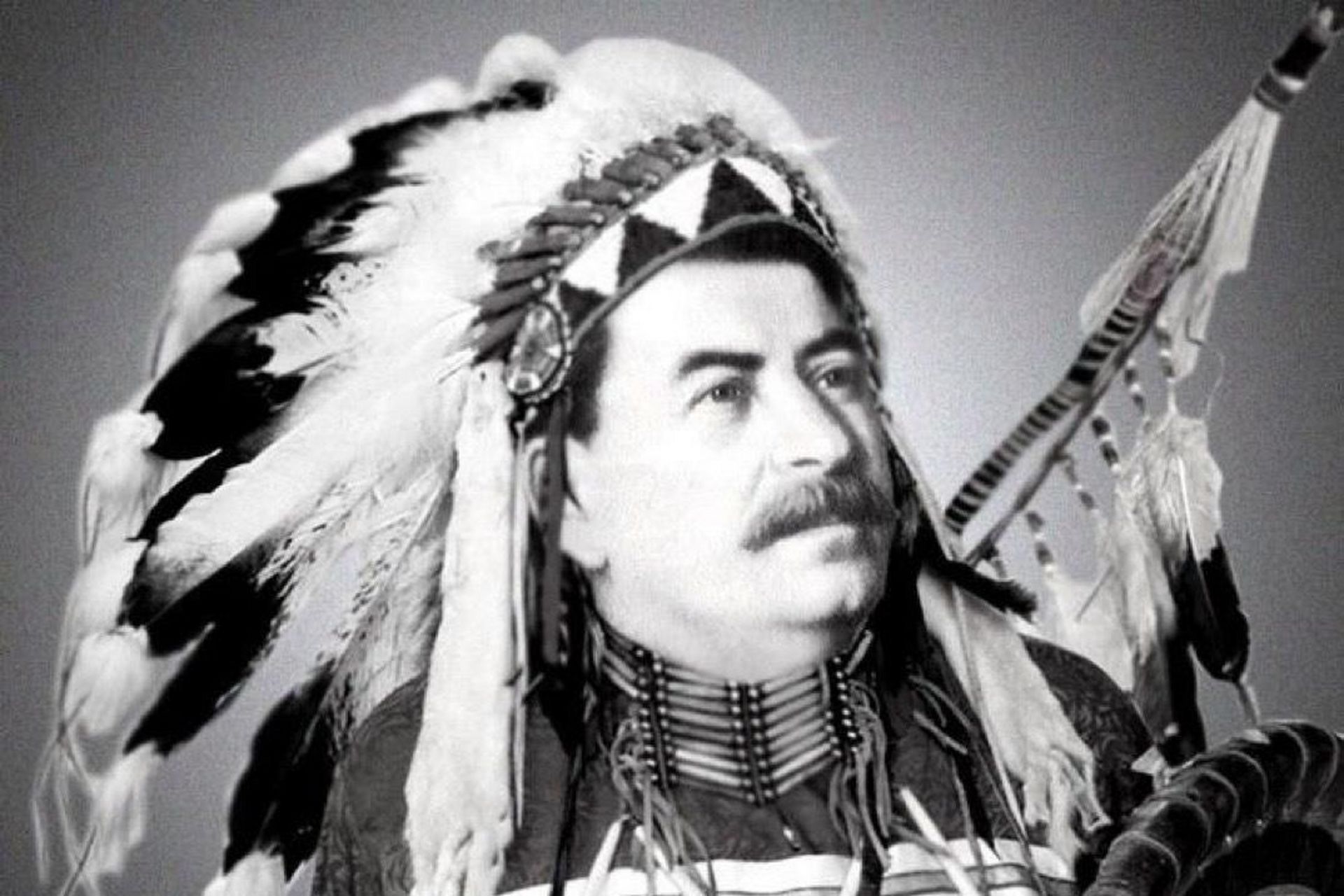 苏联约瑟夫斯大林伪装成美洲原住民进入美国并试图杀死约翰韦恩.