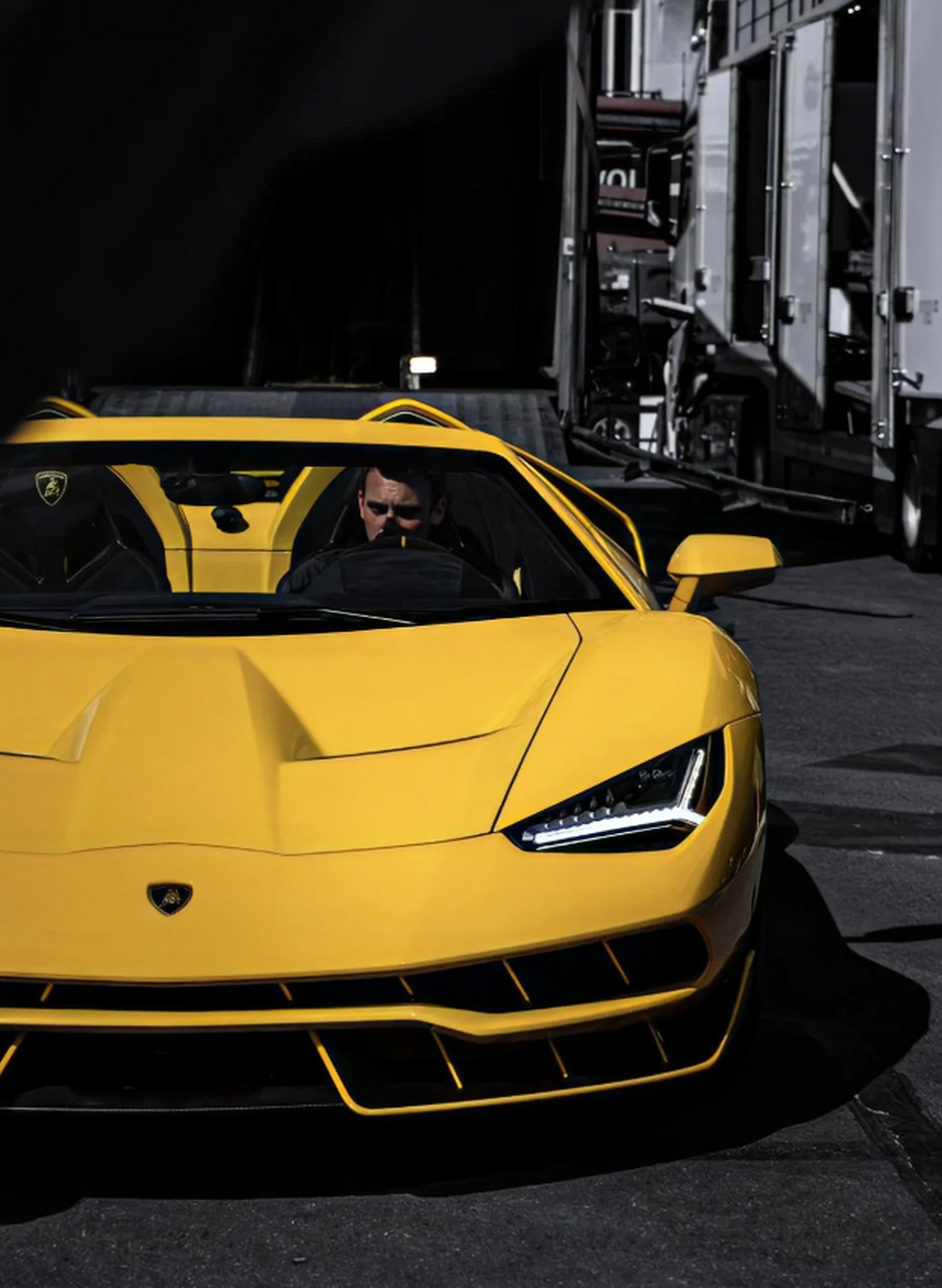 roadster 一款非常稀有的超级跑车,全球仅限量生产20台,是兰博基尼为