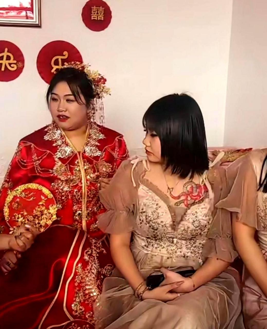 这位伴娘实在太抢眼了,几乎让新娘黯然失色,有些过分了!