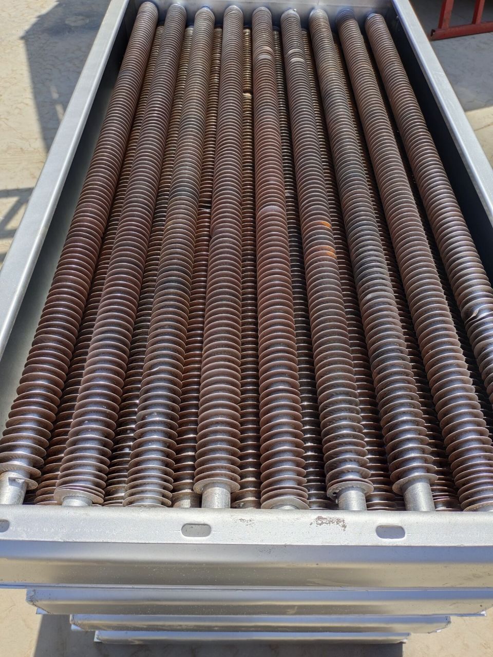 翅片式散热器型号规格 翅片式散热器在翅片结构形式上可分为绕片式;串