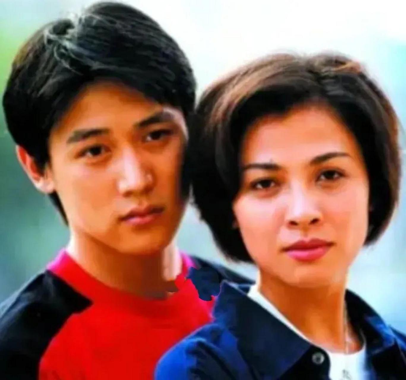 陆毅和一位女演员的合照让人回忆起20年前的电视剧《永不瞑目》.