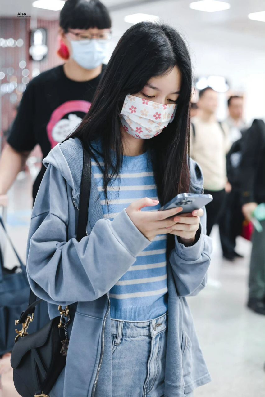 周也今日私服 清爽女大的秋日穿搭 卫衣搭配牛仔裤 清爽女大的蓝色系